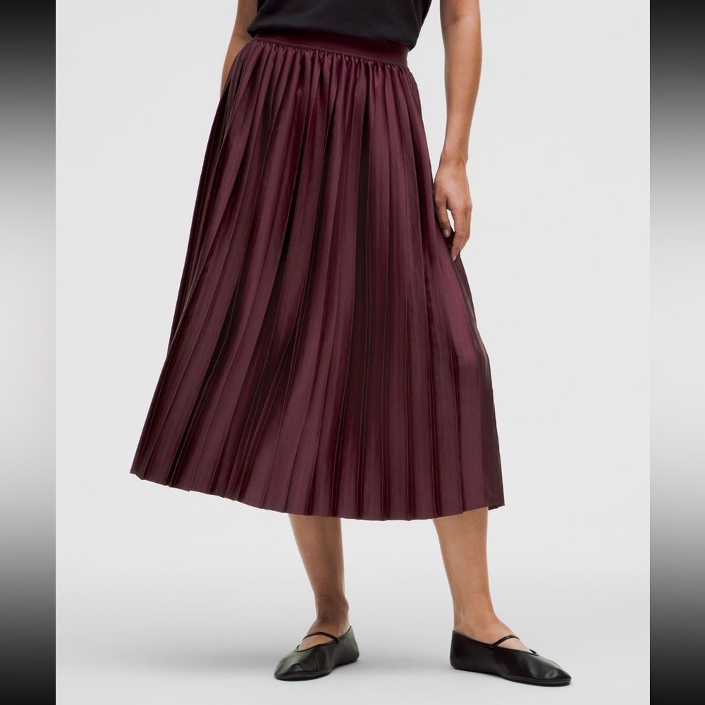 Lululemon Satin Pleated Mini Skirt size XL in garnet